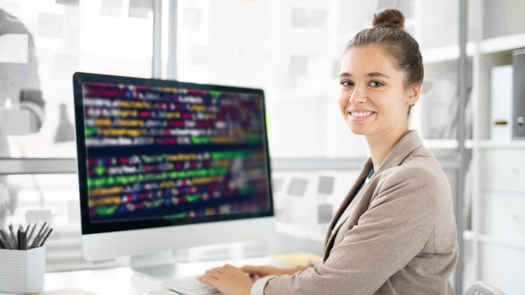 Qué hace un especialista en ciberseguridad: funciones, especialidades y salida profesional
